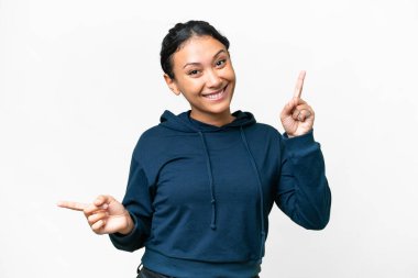 Genç Uruguaylı kadın izole edilmiş beyaz arka planda parmak ucunda ve mutlu.