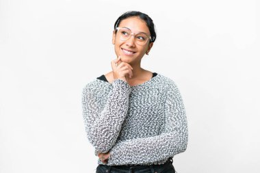 Genç Uruguaylı kadın izole edilmiş beyaz bir zemin üzerinde bakarken bir fikir düşünüyor.