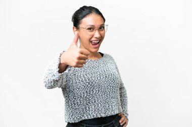 Genç Uruguaylı kadın izole edilmiş beyaz arka planda. Başparmakları havada. Çünkü iyi bir şey oldu.