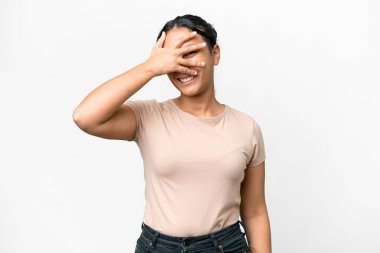 Genç Uruguaylı kadın izole edilmiş beyaz arka planda gözlerini kapayıp gülümsüyor.