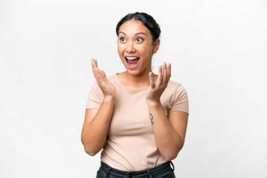 Genç Uruguaylı kadın, yalıtılmış beyaz arka planda, şaşırmış yüz ifadesi var.