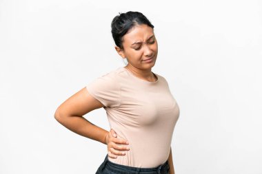 Genç Uruguaylı kadın izole edilmiş beyaz arka planda çabaladığı için sırt ağrısı çekiyor.