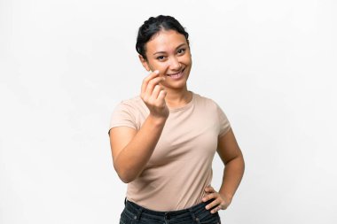 Genç Uruguaylı kadın soyutlanmış beyaz arka planda para hareketi yapıyor.