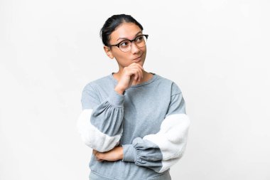 Genç Uruguaylı kadın izole edilmiş beyaz arka plan ve yukarı bakıyor