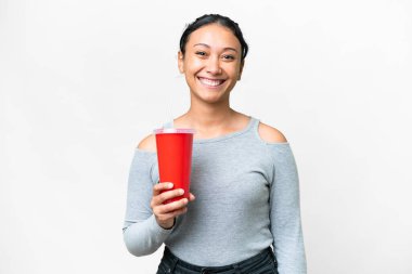 Genç Uruguaylı kadın izole edilmiş beyaz arka planda soda tutuyor, gülümsüyor.