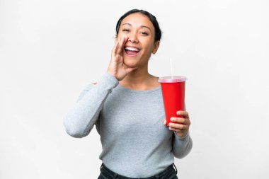 Genç Uruguaylı kadın izole edilmiş beyaz arka planda soda tutuyor ve ağzı açık bağırıyor.