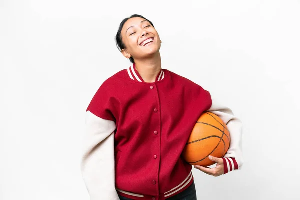 Zole Edilmiş Beyaz Arka Planda Basketbol Oynayan Genç Uruguaylı Kadın — Stok fotoğraf