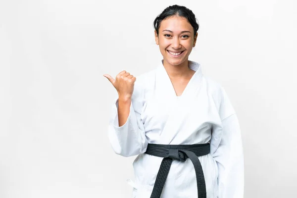 Giovane Donna Uruguaiana Facendo Karate Sfondo Bianco Isolato Che Punta — Foto Stock