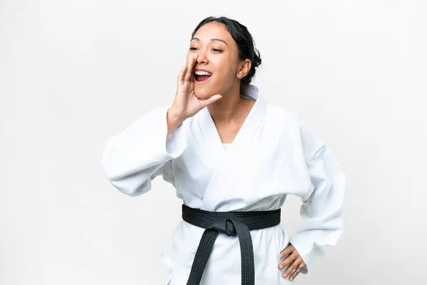 Young Uruguayan Woman Doing Karate Isolated White Background Shouting Mouth — 图库照片
