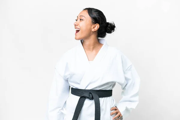Genç Uruguaylı Kadın Izole Edilmiş Beyaz Arka Planda Karate Yapıyor — Stok fotoğraf