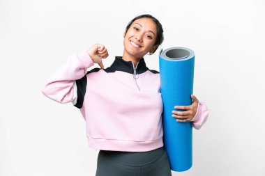 Genç sporcu kadın yoga derslerine gidiyor. Elinde paspas, izole edilmiş beyaz arka planda. Gururlu ve kendini beğenmiş.