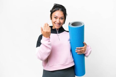 Genç sporcu kadın yoga derslerine giderken, beyaz arka planda bir paspas tutuyor ve kendini davet ettiriyor. Gelmene sevindim.