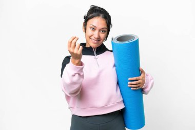 Genç sporcu kadın yoga derslerine gidiyor. Elinde paspas, izole beyaz arka planda para hareketi yapıyor.