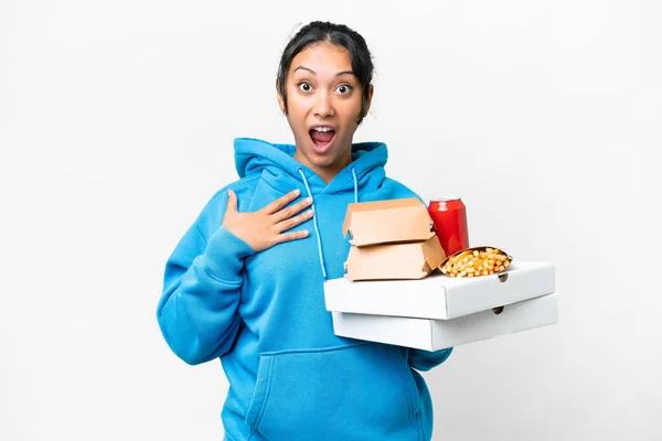 Junge Uruguayische Frau Mit Pizzen Und Burgern Vor Isoliertem Weißen — Stockfoto