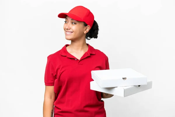 Жінка Доставкою Піци Робочою Формою Збирає Коробки Піци Над Ізольованим — стокове фото
