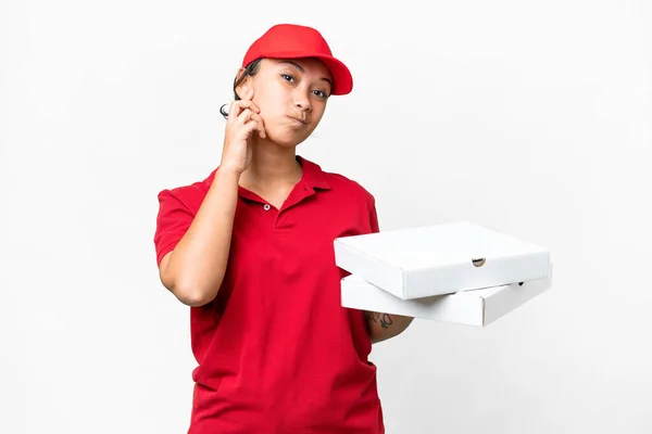 Жінка Доставкою Піци Робочою Формою Збираючи Коробки Піци Над Ізольованим — стокове фото