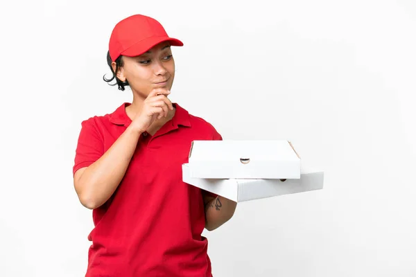 Жінка Доставкою Піци Робочою Формою Збираючи Коробки Піци Над Ізольованим — стокове фото