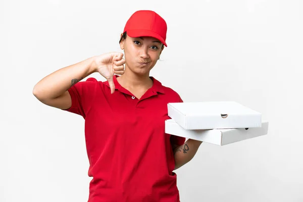 Pizza Dağıtan Kadın Üniformalı Izole Edilmiş Beyaz Arka Planda Pizza — Stok fotoğraf