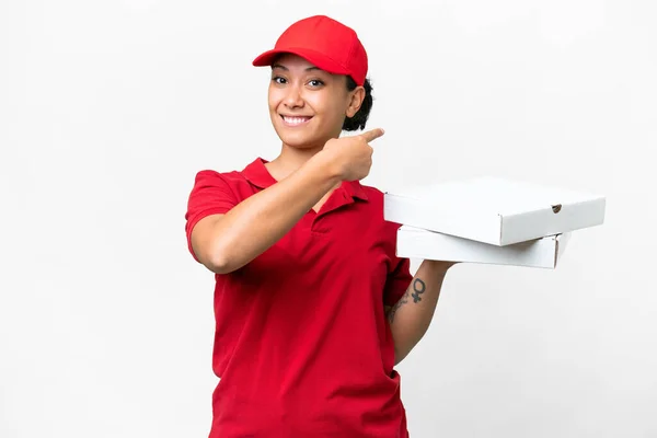 Dostarczycielka Pizzy Mundurze Roboczym Podnosząca Pudełka Pizzy Odizolowanym Białym Tle — Zdjęcie stockowe