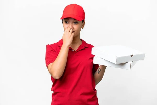 Pizza Teslimatçısı Kadın Üniformasıyla Izole Edilmiş Beyaz Arka Planda Pizza — Stok fotoğraf