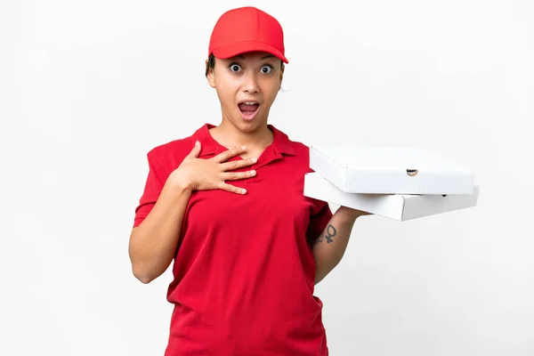 Pizzabote Arbeitsuniform Die Pizzakartons Vor Isoliertem Weißen Hintergrund Aufhebt Überrascht — Stockfoto