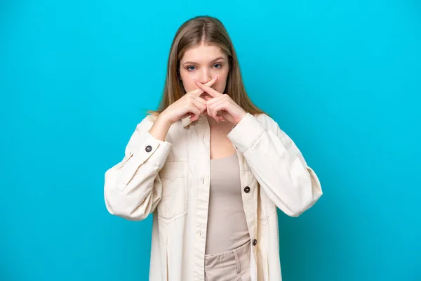 Adolescente Rusa Chica Aislada Sobre Fondo Azul Mostrando Signo Gesto — Foto de Stock