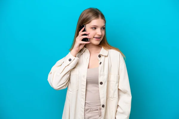 Подросток Русской Девушки Изолированы Синем Фоне Ведения Разговора Кем Мобильный — стоковое фото