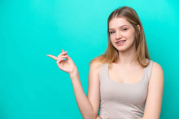 Adolescente Rusa Chica Aislado Fondo Azul Señalando Dedo Lado — Foto de Stock