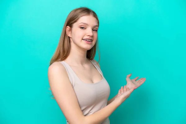 Adolescente Rusa Chica Aislada Sobre Fondo Azul Extendiendo Las Manos — Foto de Stock
