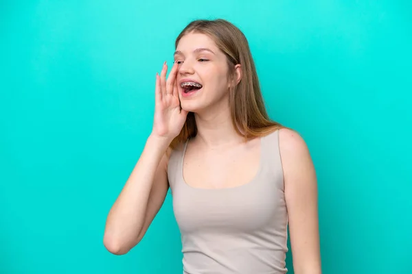 Teenager Russian Girl Isolated Blue Background Shouting Mouth Wide Open — Zdjęcie stockowe