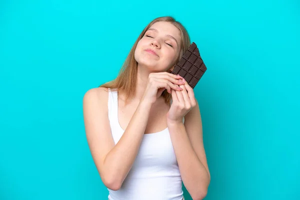 Teenager Rusky Dívka Izolované Modrém Pozadí Čokoládovou Tabletu Šťastný — Stock fotografie