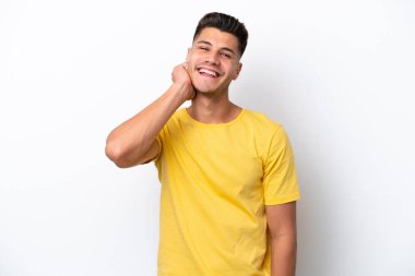 Beyaz arka planda izole edilmiş genç beyaz adam gülüyor.