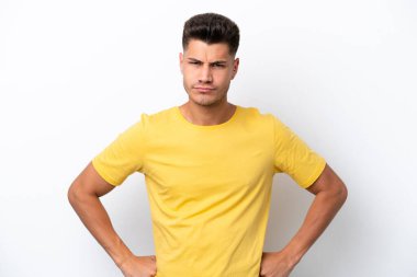 Beyaz arka planda izole edilmiş genç beyaz bir adam kızgın.