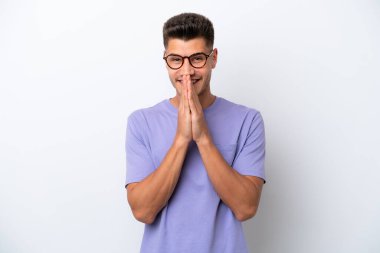 Beyaz arka planda izole genç beyaz adam avuç içlerini bir arada tutuyor. İnsan bir şey ister.