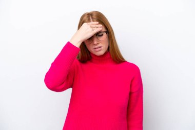 Genç kızıl saçlı kadın, beyaz arka planda baş ağrısı ile izole edilmiş.