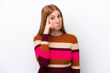 Genç kızıl saçlı kadın beyaz arka planda izole edilmiş bir fikir düşünüyor.