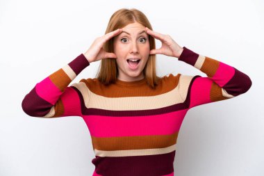 Genç kızıl saçlı kadın, beyaz arka planda, sürpriz bir ifadeyle izole edilmiş.