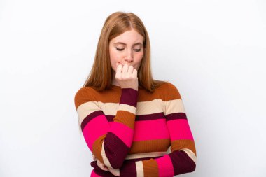 Beyaz arka planda izole edilmiş genç kızıl saçlı kadının şüpheleri var.