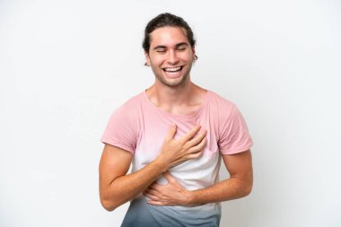 Beyaz arka planda izole edilmiş beyaz, yakışıklı bir adam. Çok gülümsüyor.