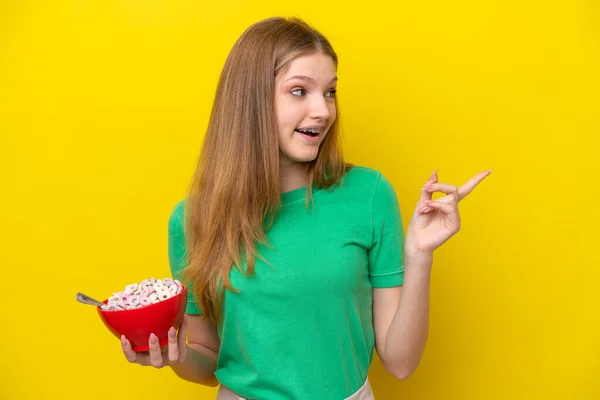 Adolescente Chica Rusa Sosteniendo Tazón Cereales Aislados Sobre Fondo Amarillo —  Fotos de Stock
