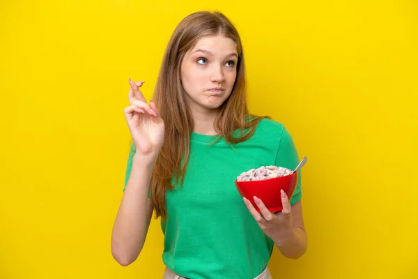 Teenager Rusky Dívka Drží Misku Obilovin Izolované Žlutém Pozadí Prsty — Stock fotografie