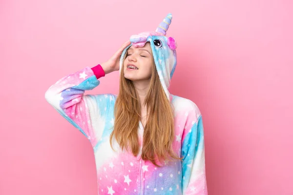 Tiener Russisch Meisje Met Eenhoorn Pyjama Geïsoleerd Roze Achtergrond Heeft — Stockfoto