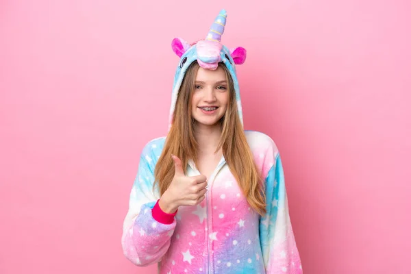 Nastoletnia Rosjanka Piżamie Jednorożca Izolowane Różowym Tle Dając Kciuki Górę — Zdjęcie stockowe