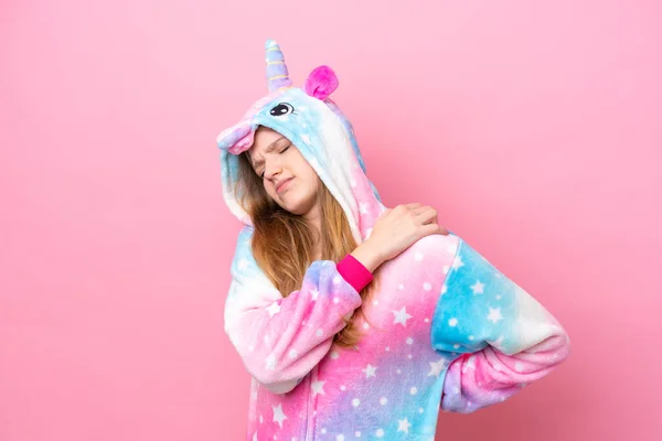 Tiener Russisch Meisje Met Eenhoorn Pyjama Geïsoleerd Roze Achtergrond Lijden — Stockfoto
