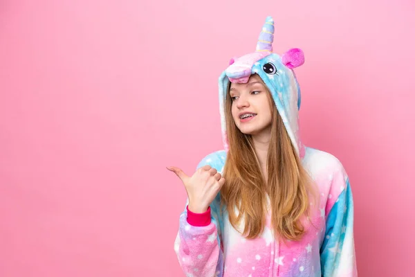 Tiener Russisch Meisje Met Eenhoorn Pyjama Geïsoleerd Roze Achtergrond Wijzend — Stockfoto