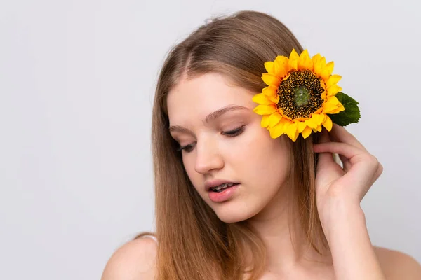Teenager Russische Mädchen Isoliert Auf Weißem Hintergrund Hält Eine Sonnenblume — Stockfoto