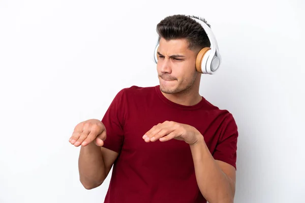 Jonge Blanke Man Geïsoleerd Witte Achtergrond Luisteren Muziek Dansen — Stockfoto