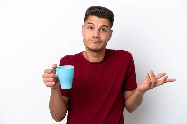 Młody Biały Mężczyzna Trzymając Filiżankę Kawy Odizolowany Białym Tle Wątpliwość — Zdjęcie stockowe