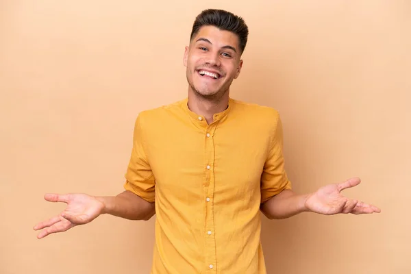 Young Caucasian Man Isolated Beige Background Happy Smiling — Φωτογραφία Αρχείου
