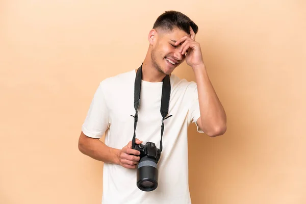 Genç Fotoğrafçı Beyaz Adam Bej Arka Planda Izole Edilmiş Gülüyor — Stok fotoğraf